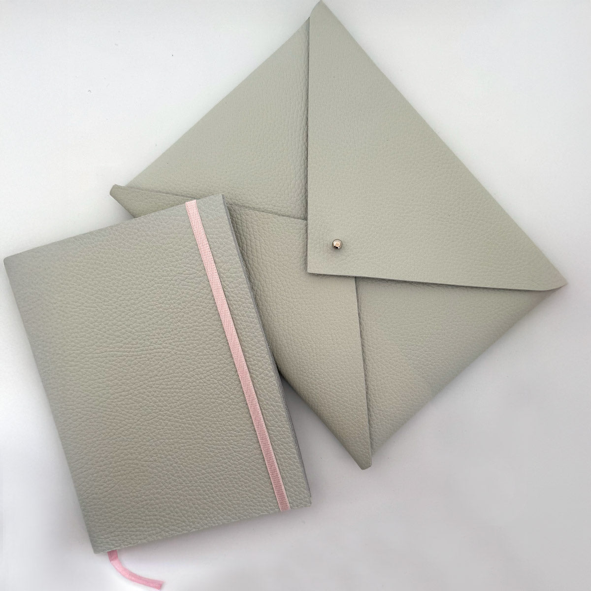 Set Cuaderno de cuero graneado + sobre de cuero graneado